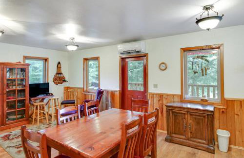 Forested Coffman Cove Cabin with Wood-Burning Stove! - Foto 6