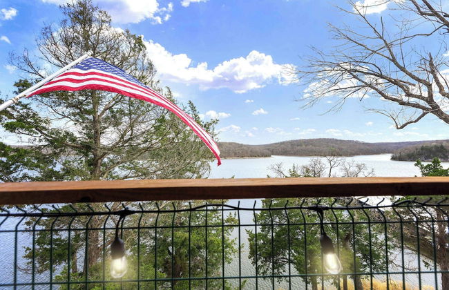 Family Lakefront Oasis Picture Perfect Retreat! - Photo 32