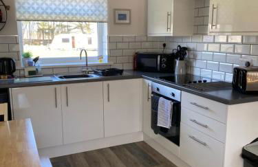 44 Gower holiday village Ty Gŵyr Cosy 2 bedroom Chalet with a seasonal indoor pool - Foto 5