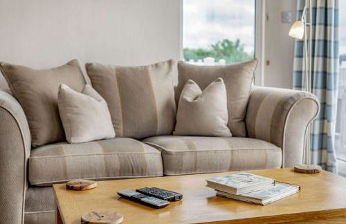 Bay View 2-Bed Lodge with Glorious Harbour View and Balcony - Photo 22