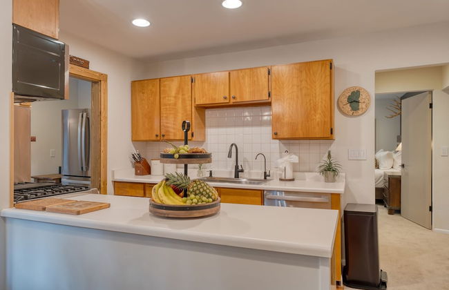 Westlake Cabin by Avantstay Hot Tub Near Skiing Walk to Restaurants Lake - Photo 12