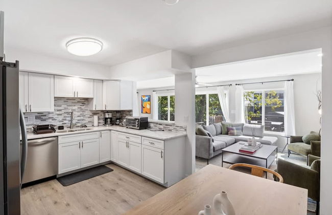 Luxury Waterfront Lakehouse With Private Dock Views - Photo 5