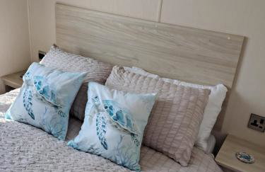 3 bed Sleeps 8 Wifi and Linen inc - Photo 1