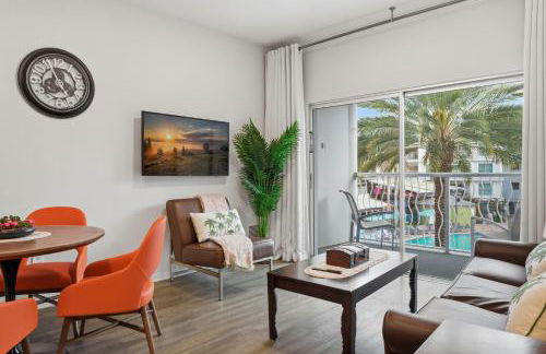 Orlando Getaway with Pool View Balcony - Foto 16