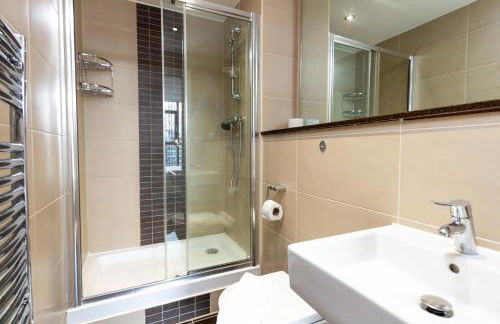 Central Gem: Cosy 2BR with Private Balcony - Foto 12