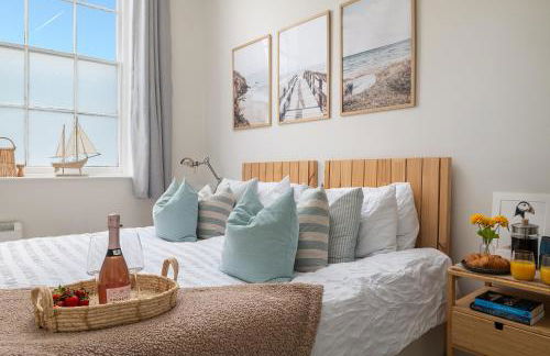 Charming 2 Bedroom Apartment in a Converted Chapel - Free Parking, Smart TV, Fast WiFi and Self-Check-In by Yoko Property - Foto 1