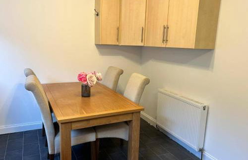 Cosy 3-Bed Retreat - Garden Parking & Bbq - Foto 20