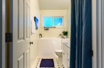 Blue House - private 2 bed, 2 bath home with garage - Photo 14