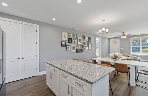 Gated Parking + Fire Pit | Near Zoo + Rhodes - Foto 16