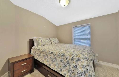 Spacious renovated 4br downtown home w firepit sleeps 8+ - Photo 22