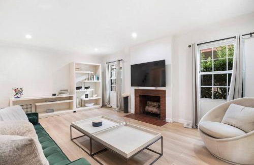Updated 3-Bedroom LA Home with Backyard, BBQ & Family-Friendly Amenities - Photo 3