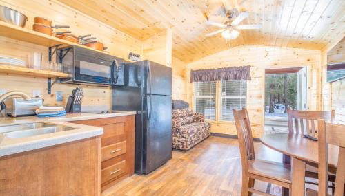 The Shooting Star Cabin #11 at Blue Spruce RV Park & Cabins - Foto 5