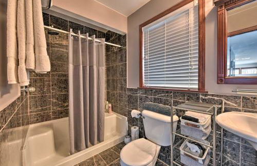 Pet-Friendly Retreat with Deck Steps to Marina! - Foto 14