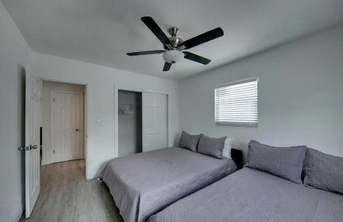 Spacious Home Sleeps 16 - Private Pool Near IMG - Foto 31