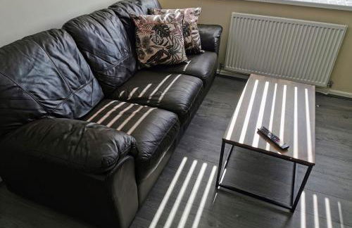 Goldthorn Wolverhampton sleeps 5 long term comfortably and families - Foto 12