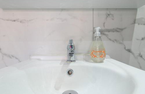 Suite in Leeds Shared Kitchen Parking2 - Pass the Keys - Photo 12