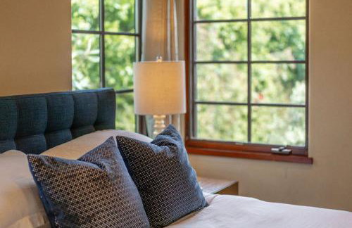 Mediterranean Beauty with Rooftop Deck and Views - Foto 46