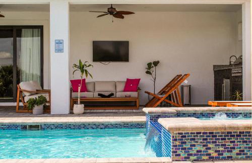 Luxurious Waterfront Home with Heated Pool and Jacuzzi - Foto 48