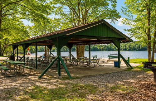 Clocked Out Cabin with Lake Access, Fire Pit, Games - Foto 26