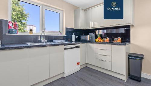 MUIRTON 1 - 4 Bed House, 4 Car Parking, 2 Baths, 5 Smart TVs, Fully Equipped, Large Dining and Living Space, Rear Garden, Free WiFi, by SUNRISE LONG LETS and SERVICED ACCOMMODATION DUNDEE - Foto 5, stove