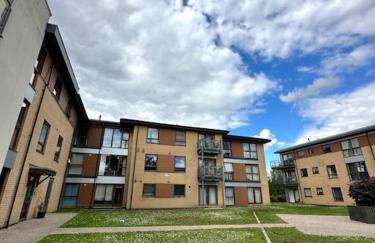 Spacious 2 Bed 2 Bath Apartment & Free Parking - LGW 10min drive - Foto 16