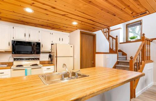 Peaceful 2-bedroom townhome retreat w/wooded view - Foto 17