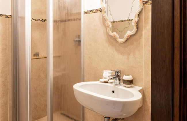 Luxury Venetian Rooms - Photo 32