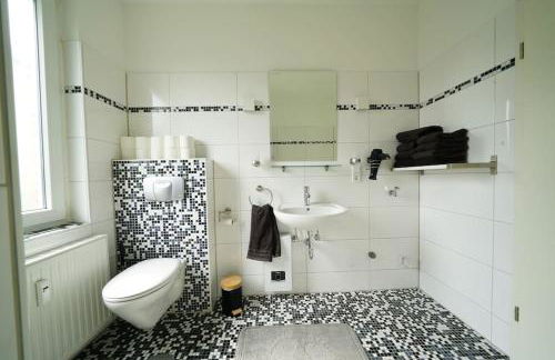 Schöne helle 50qm Suite mit großer Küche - Foto 4