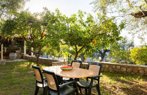 Avia's Seaside Hideaway with Lush Garden - Foto 15