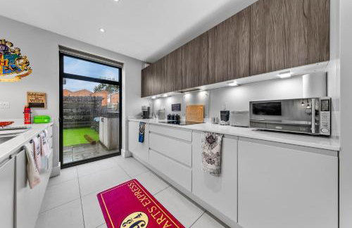 The Lumos House - 4 Bed Home w Parking near Harry Potter Studios - Foto 47