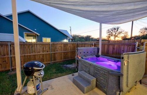 NEW Oak Lodge at Little Ranches 5 min to Square - Foto 8