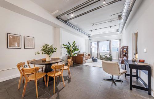 Downtown Escape - 2BR w Skyline Views & Hot Tub - Foto 10