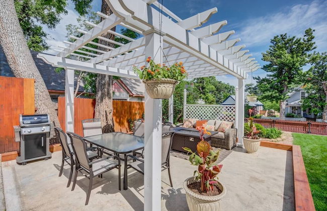 3 Bedroom Downtown with Firepit - Photo 24