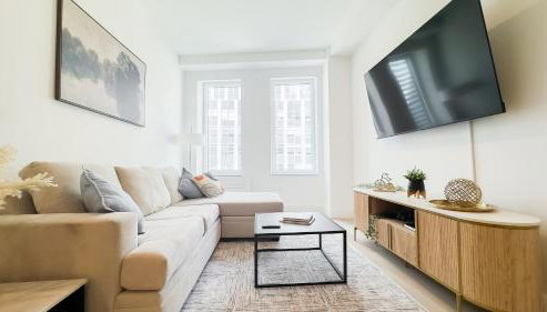 Stylish 3BR Luxury Retreat in the Heart of FiDi - Photo 2
