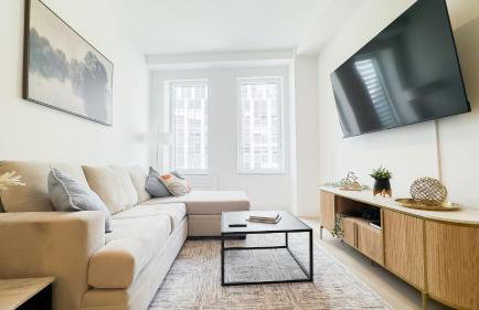 Stylish 3BR Luxury Retreat in the Heart of FiDi - Photo 2