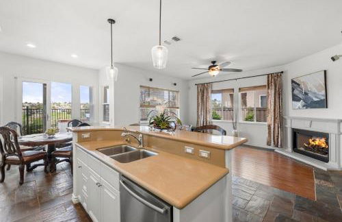 Spacious Luxury home in Gated Community with Resort Pool & Scenic Views - Photo 19