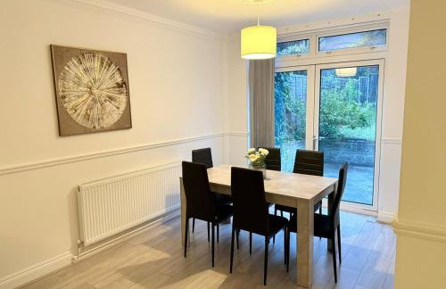 Modern 4 bed House with Free Parking - Photo 7