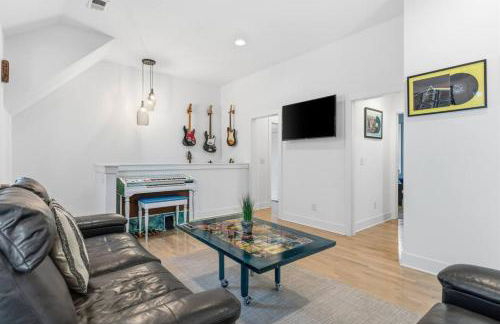 Modern House by Downtown with Garage and Fenced-in Yard - Foto 10