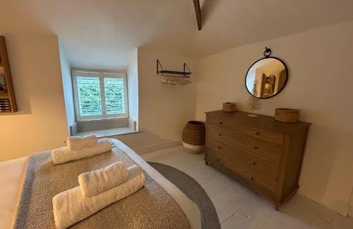 The Old Gallery - Charming Coastal Escape For Two - Photo 20