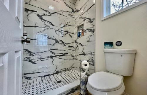 Beautiful NEW Ranch Home with a large deck and games - Foto 20