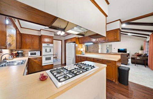 Relax and Play 3BR Retreat w Sunroom - Foto 16