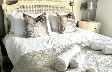 Spacious 5-Bed Detached House, Sleeps 10, Parking - Photo 38