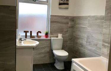 Stylish 3 Bedroom House Only 5 Mins From M6/m58 - Foto 29