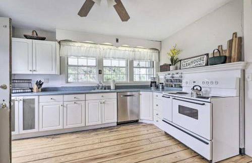 Charming Farmhouse with Pool and Fishing Pond! - Foto 9