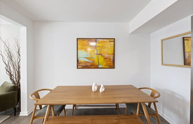 Luxury Waterfront Lakehouse With Private Dock Views - Photo 29