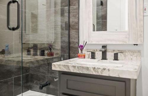 Luxe Lakefront with Hot Tub, Fire Pit, Game Room, Boat Dock - Foto 34