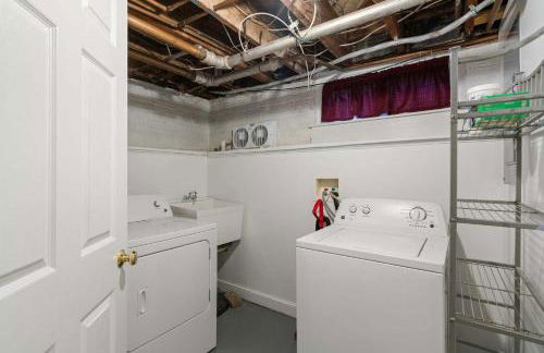 Charming Townhouse Retreat by CozySuites - Foto 25