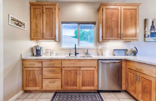 Spacious 4BD 3BA with hot tub, fire pit, and wraparound deck - Foto 6