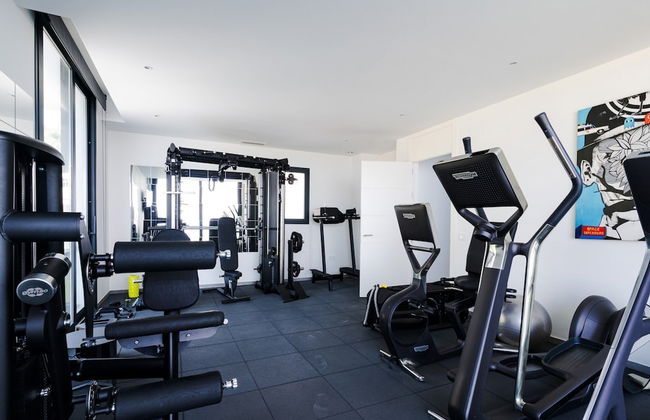 Villa in Marbella With Private Heated Pool - Photo 25