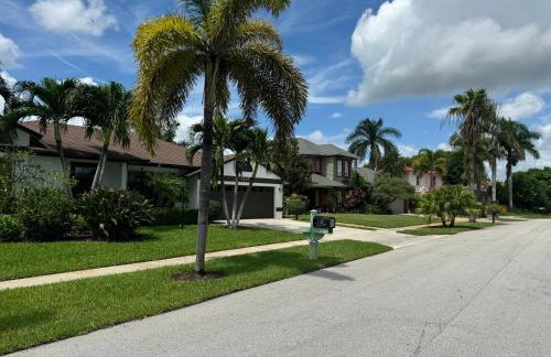 Three-Bedroom House - Best area-Heated Pool-Spa and Sauna Close to Beaches - Foto 41